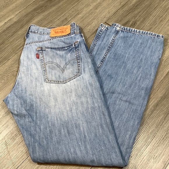 Levi’s 514 slim Strsight Distressed Lightweight Light Wash Jeans size 33x32 - Picture 1 of 13